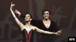 Los bailarines Ángel Corella y Xiomara Reyes interpretan la pieza "Don Quijote" en el escenario del Tokio International Forum.