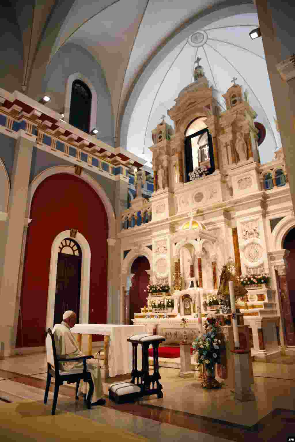 El papa Francisco ora hoy, lunes 21 de septiembre de 2015, en el santuario de la Virgen de la Caridad del Cobre en Santiago de Cuba (Cuba)