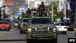 Militares recorren el municipio de Apatrzingán (México) hoy, sábado 11 de enero de 2014, tras la ola de violencia ocurrida este viernes en el lugar. 
