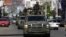 Militares recorren el municipio de Apatrzingán (México) hoy, sábado 11 de enero de 2014, tras la ola de violencia ocurrida este viernes en el lugar. 