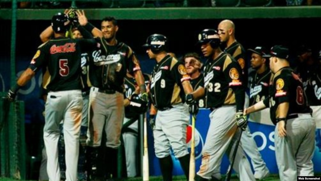 Urrutia (5) es felicitado por sus compañeros de equipo tras conectar el jonrón.