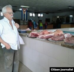 Venta de carne de cerdo en un mercado cubano.