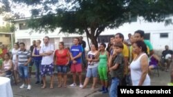 Cubanos reciben refugio en la sede de Cáritas, en Panamá.