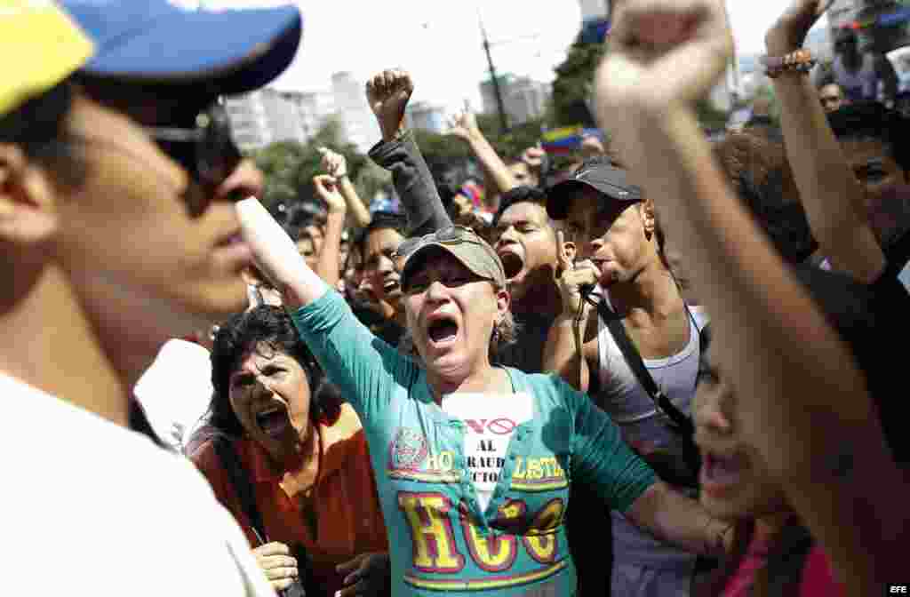 Cientos de personas protestan contra el fraude electoral en Venezuela . EFE/David Fernandez
