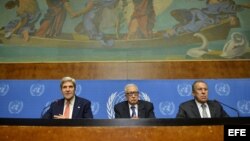 Secretario de EE.UU.John Kerry (i), el mediador internacional para Siria, Lajdar Brahimi (c), y ministro ruso de Exteriores, Sergei Lavrov. ofrecen una rueda de prensa en la que hablaron sobre las armas químicas en Siria 13/09/2013.