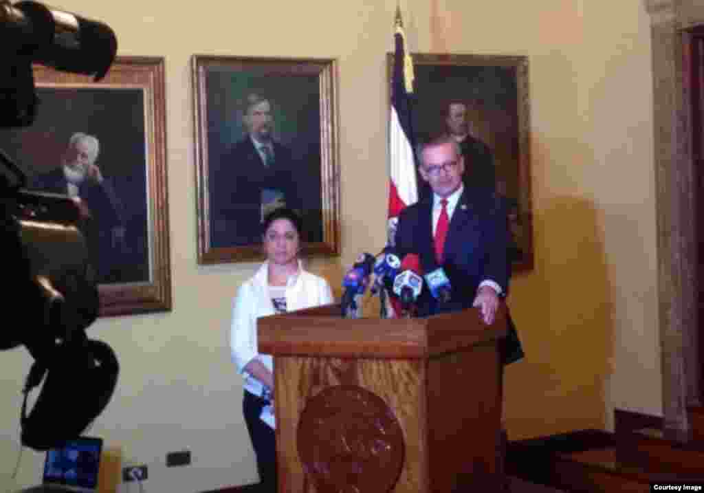 El canciller, Manuel A. González, en conferencia de prensa sobre la situación de la población migrante de Cuba que se encontraba en la frontera de Peñas Blancas, ante el cierre por parte del Gobierno de Nicaragua y la directora de Migración, Kathy Rodríguez.