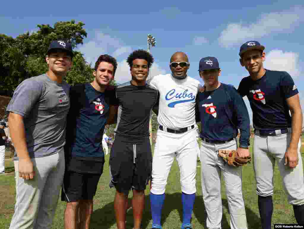 &quot;El Duque&quot; Hernández, con un grupo de jugadores de la Liga Florida Christian. A su lado, tercero de izquierda a derecha, su hijo, Orlando Hernández. &nbsp;