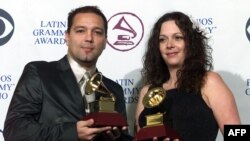 Roberto Blades (L) y Angie Chirino (R) con el Latin Grammys que ganaron junto a Marc Anthony por el tema "Dímelo". 