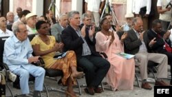 Vicepresidente del Consejo de Ministro de Cuba Miguel Díaz-Canel (c); la ministra de cultura de Angola, Rosa María Da Cruz e Silva (2 d); el presidente del parlamento de Cuba, Ricardo Alarcón (i), el ministro de cultura de Cuba, Rafael Bernal (d), y la pr