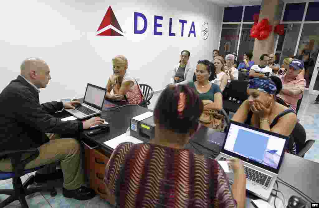 Clientes de la aerolínea estadounidense Delta esperan atención en una oficina hoy, viernes 11 de noviembre de 2016, en La Habana (Cuba).