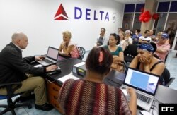 Clientes de la aerolínea estadounidense Delta esperan atención en una oficina en La Habana.