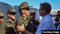 Coronel Castro Espín saluda a Antonio Castro, hijo de Fidel Castro.