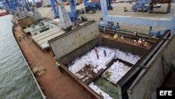Trabajadores desvelan los contenedores ocultos entre sacos de azúcar que presumiblemente contienen material bélico, dentro del barco norcoreano Chong Chon Gang hoy, martes 16 de julio de 2013, en el muelle de Manzanillo en Colón (Panamá). Las autoridades 