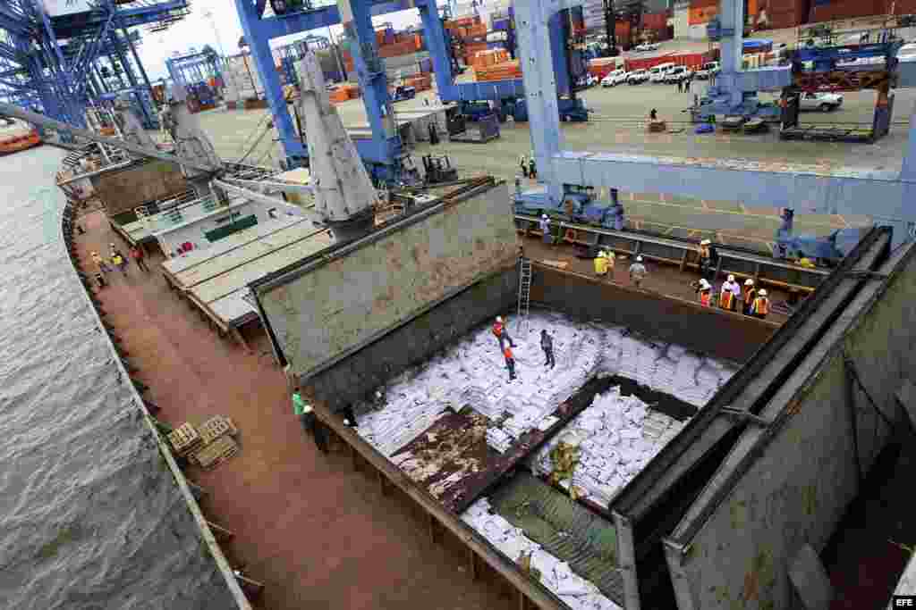 Trabajadores desvelan los contenedores ocultos entre sacos de azúcar que presumiblemente contienen material bélico, dentro del barco norcoreano Chong Chon Gang hoy, martes 16 de julio de 2013, en el muelle de Manzanillo en Colón (Panamá). Las autoridades 