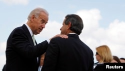 Foto Archivo. Joe Biden y Manny Díaz el 5 de marzo de 2009 en Florida. REUTERS/Carlos Barria 