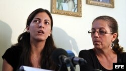 ARCHIVO. Ofelia Acevedo (d), viuda del fallecido disidente cubano Oswaldo Payá y su hija Rosa María Payá.