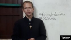 El sacerdote católico cubano Keny Fernández se suma a la campaña #EFECubreLosJuicios. (Twitter/@kennyfd1985)