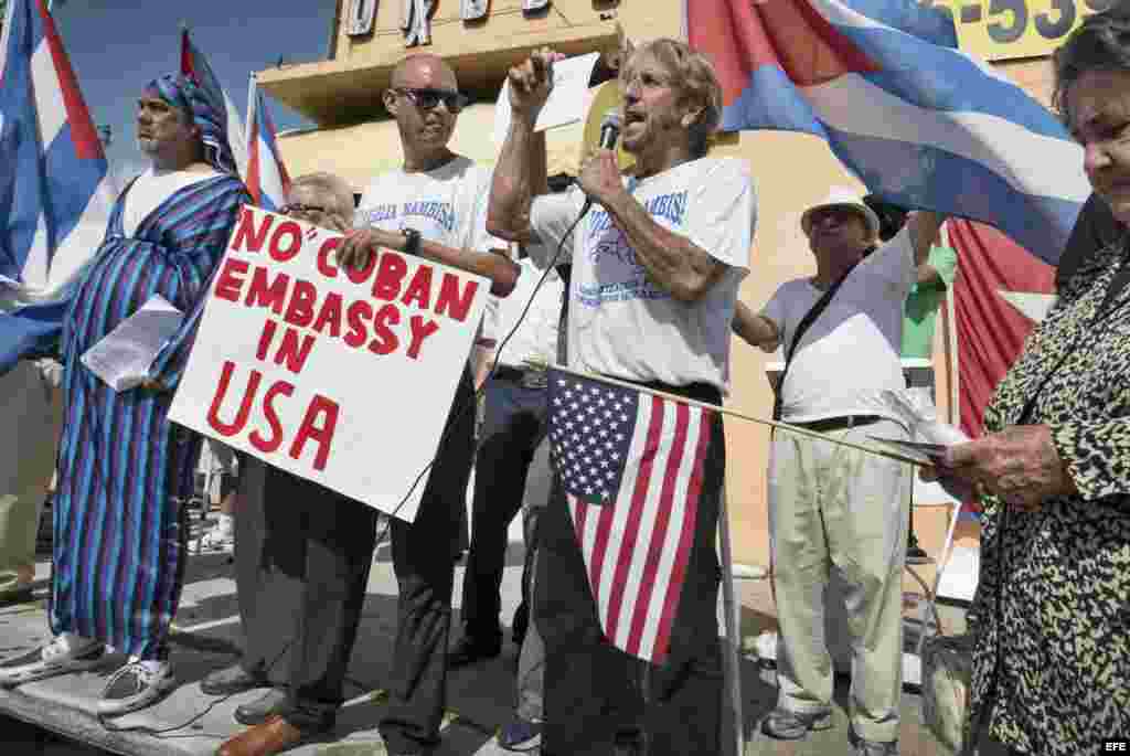 Protestas en el exilio cubano por reapertura de embajadas.