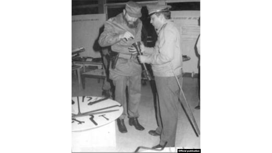 Gen. de Brigada Luis Pérez Róspide muestra a Fidel Castro las creaciones de la Unión de la Industria Militar.