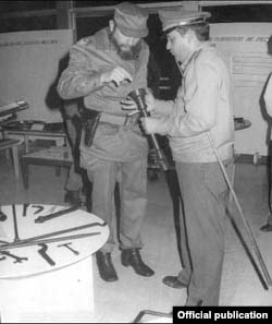 Gen. de Brigada Luis Pérez Róspide muestra a Fidel Castro las creaciones de la Unión de la Industria Militar.