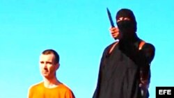Imágenes del video de la ejecución de Haines.donde se ve al encapuchado que el FBI dice haber identificado. Archivo