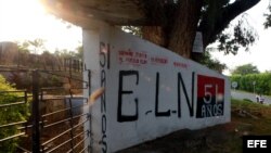 Un mural alusivo la guerrilla del ELN en el casco urbano de la población de El Palo, Cauca, al surocidente de Colombia. (Archivo)