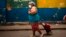 Una mujer usa una máscara protectora contra el coronavirus en una calle de La Habana.