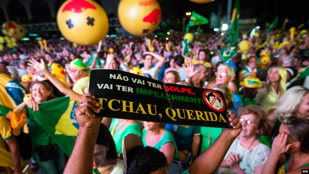 Una multitud celebra la decisión de la Cámara de Diputados de que el proceso que puede llevar a la destitución de Rousseff llegue al Senado.