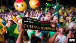 Una multitud celebra la decisión de la Cámara de Diputados de que el proceso que puede llevar a la destitución de Rousseff llegue al Senado.