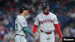 Miguel Vargas (izquierda) y Aroldis Chapman comparten en el Juego de las Estrellas 2026 en Filadelfia.