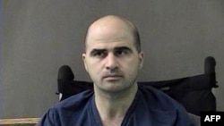 Esta fotografía de archivo del 9 de abril de 2010, difundida por la Oficina del Sheriff del condado de Bell, muestra al mayor estadounidense Nidal Hasan tras ser trasladado del Centro Médico del Ejército Brooke, en San Antonio, a la cárcel del condado de Bell en Belton, Texas.