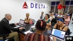 Clientes de la aerolínea estadounidense Delta esperan atención en una oficina hoy, viernes 11 de noviembre de 2016, en La Habana (Cuba).