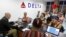 Clientes de la aerolínea estadounidense Delta esperan atención en una oficina hoy, viernes 11 de noviembre de 2016, en La Habana (Cuba).