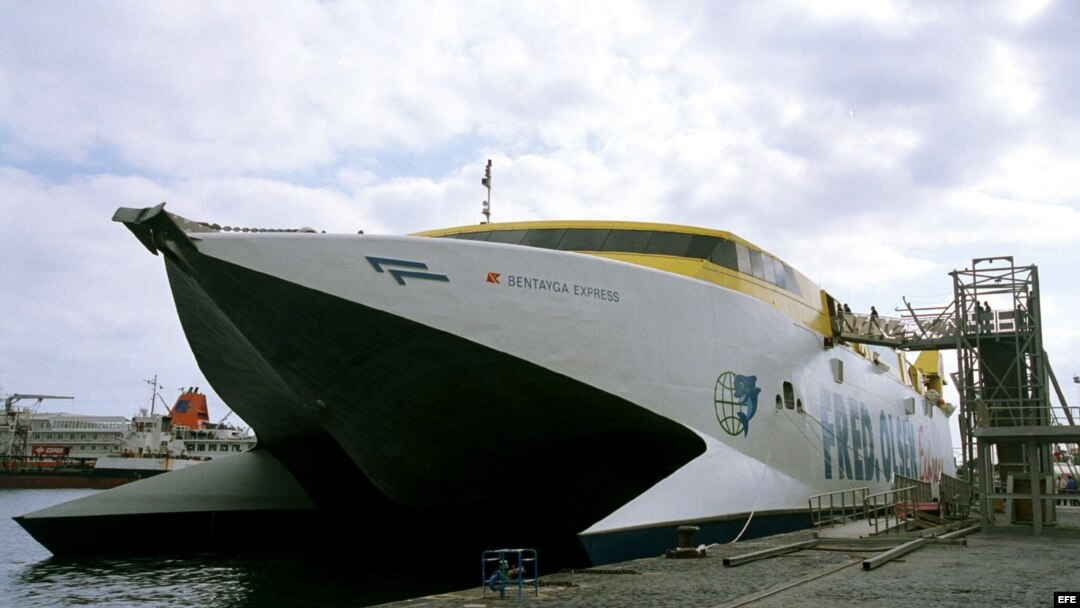 Un catamarán de viajes turísticos.