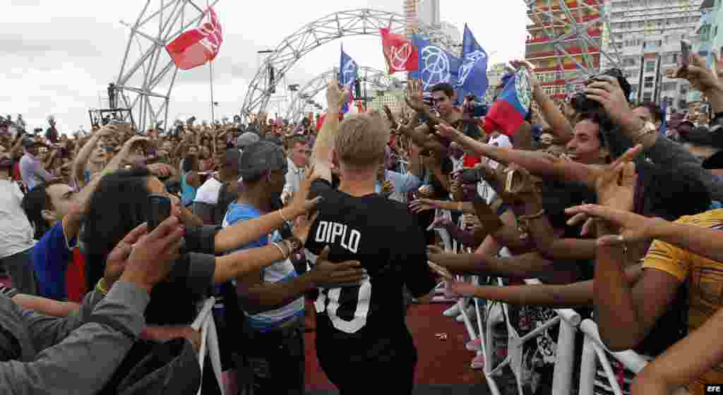 Cerca de 400.000 personas se reunieron en el Malecón habanero para asistir al concierto de la banda de música electrónica Major Lazer.