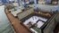 Trabajadores desvelan los contenedores ocultos entre sacos de azúcar que presumiblemente contienen material bélico, dentro del barco norcoreano Chong Chon Gang hoy, martes 16 de julio de 2013, en el muelle de Manzanillo en Colón (Panamá). Las autoridades 