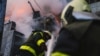 Los bomberos trabajan para apagar un incendio en una central térmica dañada por un ataque con misiles rusos en Kyiv. (State Emergency Service of Ukraine/Handout via Reuters/By third party).