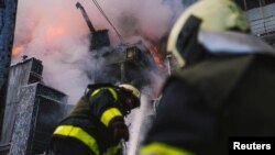 Los bomberos trabajan para apagar un incendio en una central térmica dañada por un ataque con misiles rusos en Kyiv. (State Emergency Service of Ukraine/Handout via Reuters/By third party).