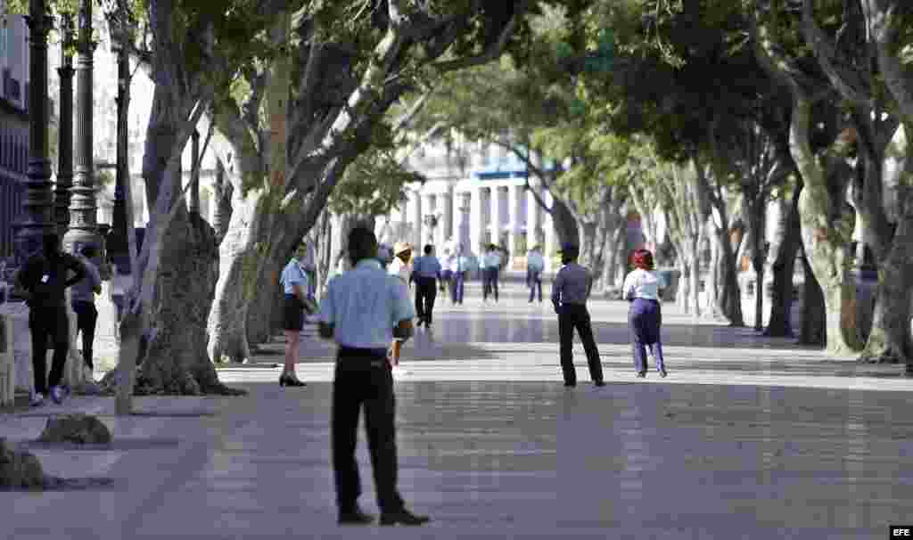 &nbsp;Policías cubanos custodian el lugar hoy, martes 3 de mayo de 2016, donde se realizará el desfile de la casa francesa de moda Chanel en La Habana&nbsp;