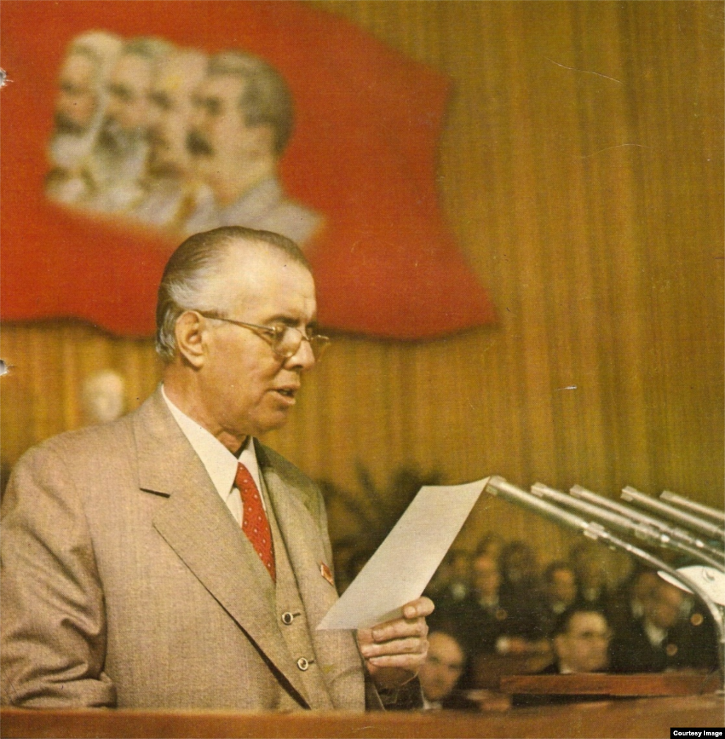 Enver Hoxha (1908-1985): Durante 41 años gobernó Albania en medio de purgas políticas a todo aquel que cuestionara su poder. Los servicios secretos albaneses se encargaban de vigilar y reprimir cualquier intento de oposición al régimen. Al menos un tercio de la población albanesa habría sido investigada, interrogada o espiada por miembros de la policía interna.