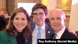 Rey Anthony, jefe de despacho del congresista Carlos Giménez, junto a su jefe y la congresista María Elvira Salazar, de quien fue director de Comunicaciones.
