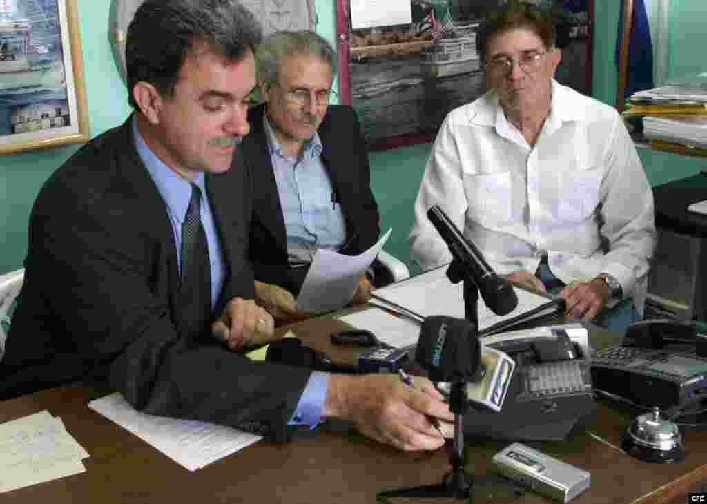 En esta foto de archivo, al centro, Ricardo Bofill, presidente del comité cubano Pro Derechos Humanos junto al director del Movimiento Democracia, Ramón Saúl Sánchez, (izq),y Hernan Santiesteban, representante del Cuban American National Foundation. Bofi