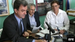 En esta foto de archivo, al centro, Ricardo Bofill, presidente del Comité Cubano Pro Derechos Humanos junto al director del Movimiento Democracia, Ramón Saúl Sánchez, (izq),y Hernán Santiesteban, representante de la Fundación Nacional Cubano Americana