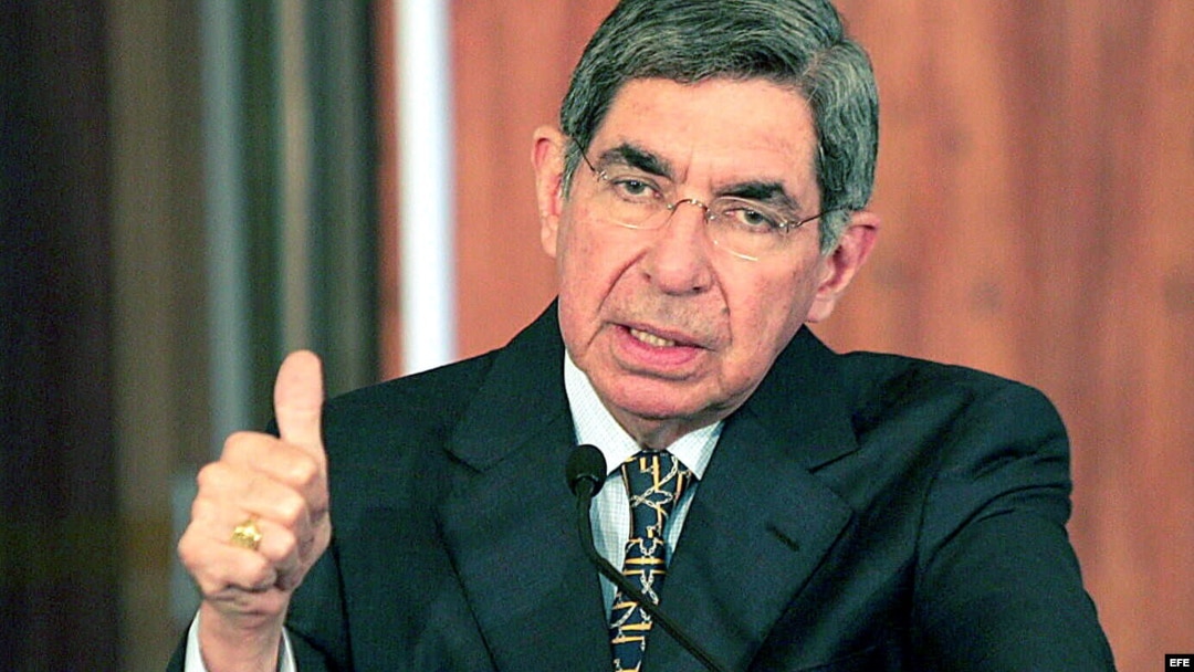El presidente de Costa Rica, Oscar Arias, ofrece una rueda de prensa (Archivo)