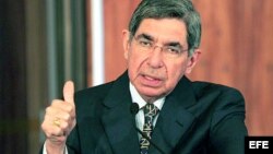 El presidente de Costa Rica, Oscar Arias, ofrece una rueda de prensa (Archivo)