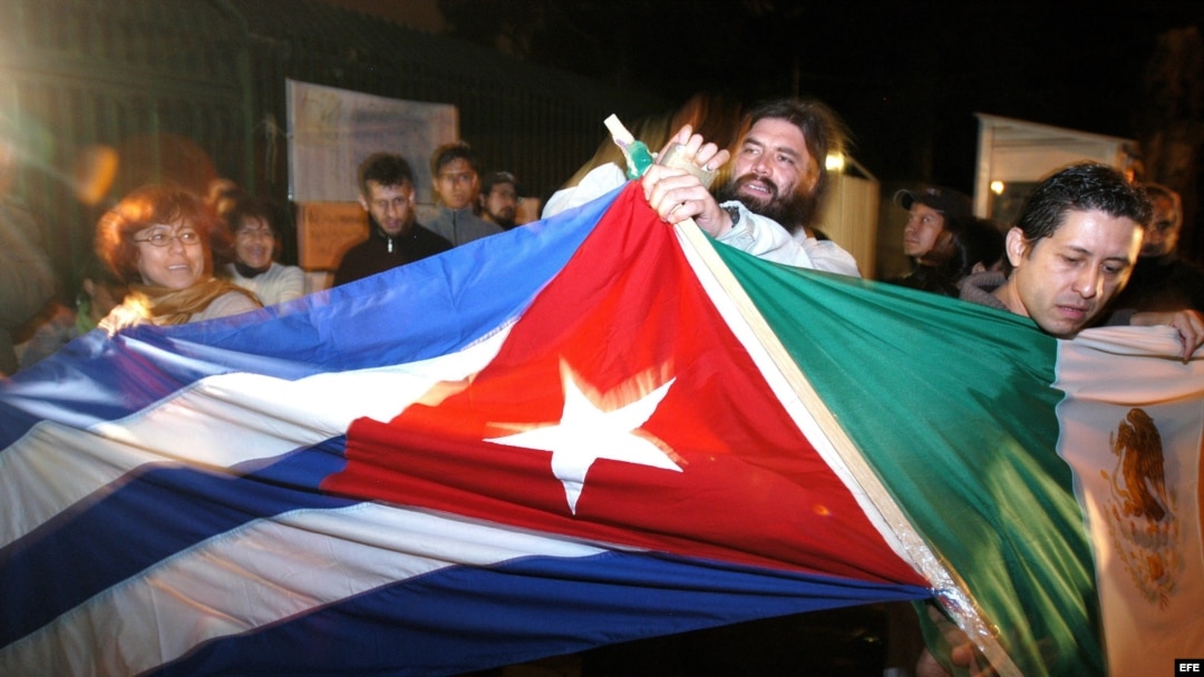 Manifestantes unen las banderas de México y de Cuba al exterior de la Cancilleria en la capital mexicana durante una protesta. Archivo.