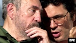 Archivo. El ex mandatario Fidel Castro (i) conversa con Abel Prieto,ex ministro de Cultura durante un concierto por la paz en el marco de la 8ª Bienal de La Habana