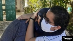 La periodista Camila Acosta abraza a su padre tras ser puesta en libertad este viernes. (Cubanet/Twitter)