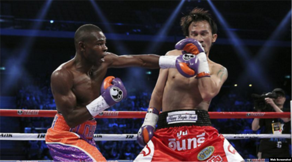 Guillermo Rigondeaux (i) en acción frente a Sod Kokietgym (d), el 19 de julio de 2014, en la Arena Cotai Venetian Resort Casino, en Macao, China. Victoria de Rigondeaux por TKO.