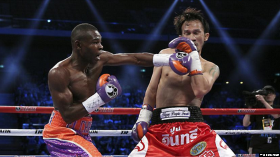 Guillermo Rigondeaux (i) en acción frente a Sod Kokietgym (d), en la Arena Cotai Venetian Resort Casino, en Macao, China. 